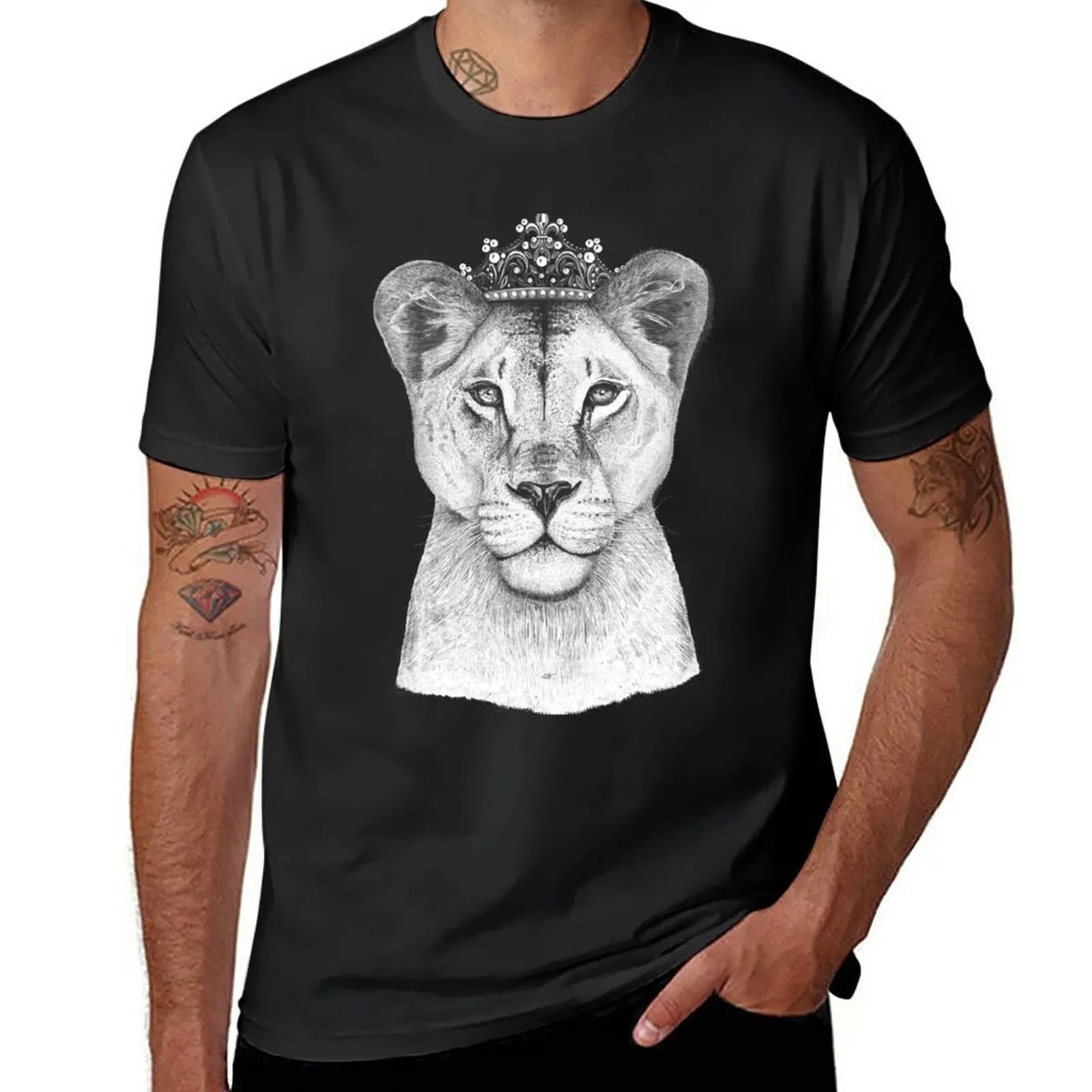 

The Queen on black T-Shirt hippie clothes aesthetic clothes vintage clothes summer slim fit t shirts for men
