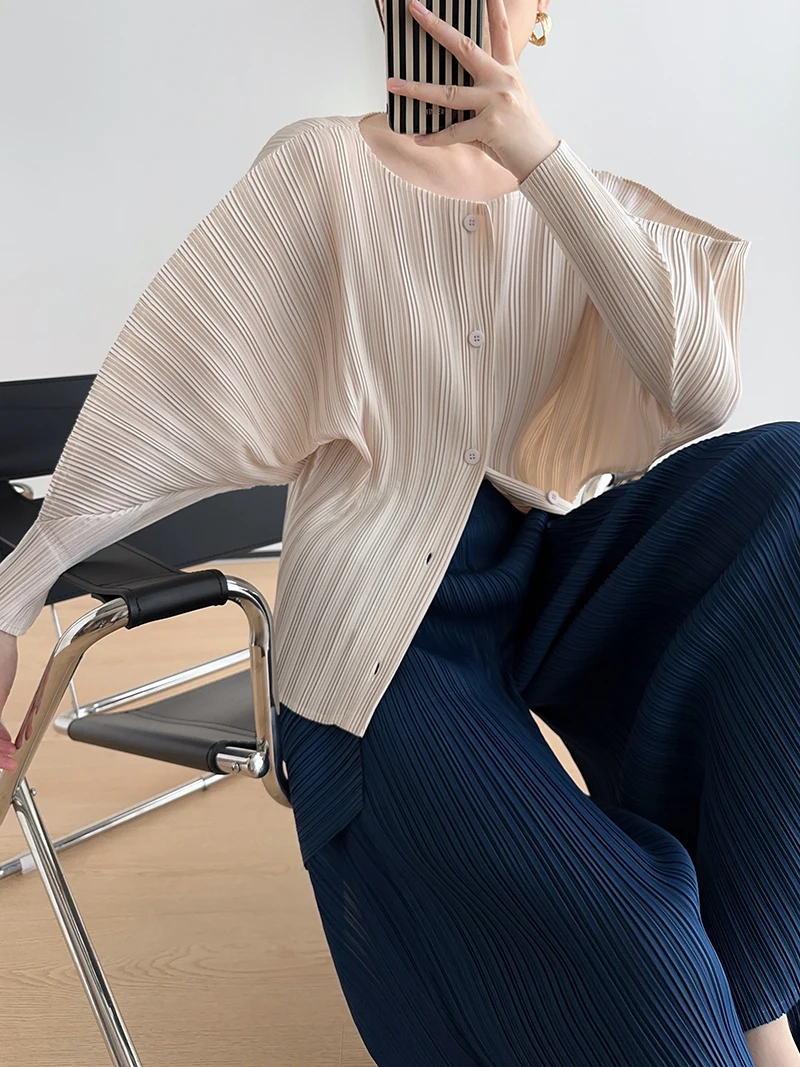 

Autumn Solid Pleated Single Breasted Scoop Neck Comfortable Slim Fit Shirt Fashion Bat Sleeve Korean Design Summer Coat Tops