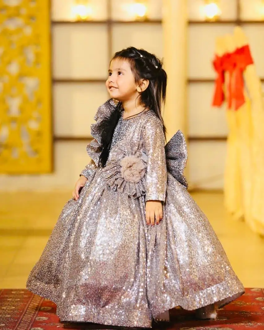 

Silver Sparkly Flower Girl Dresses Sequined Feather Ball Gown Little Girl Wedding Dresses Cheap Communion Pageant Dresses Gowns