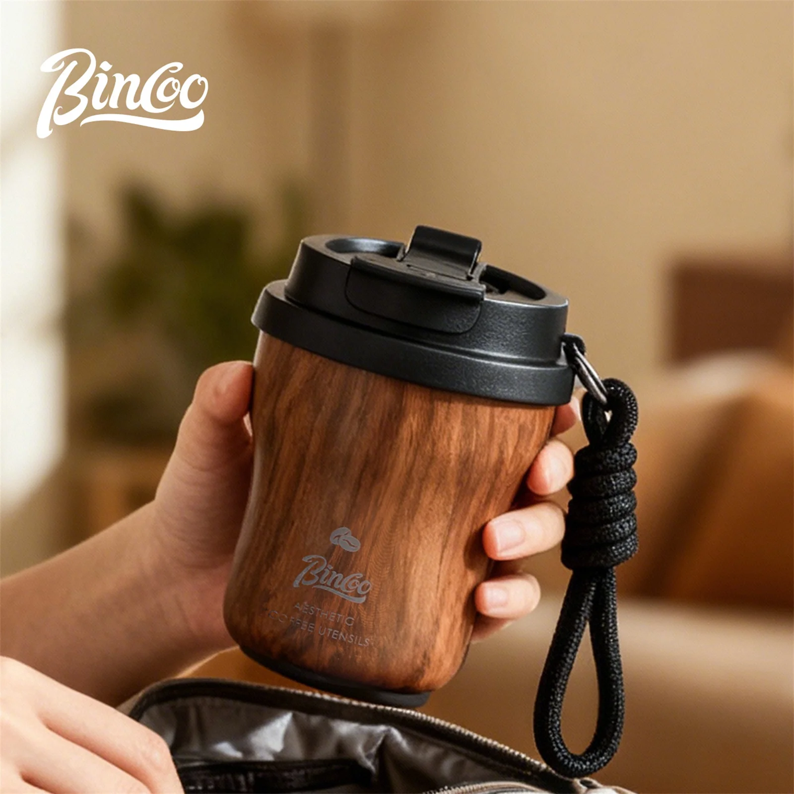 كوب قهوة تيتانيوم معزول احترافي