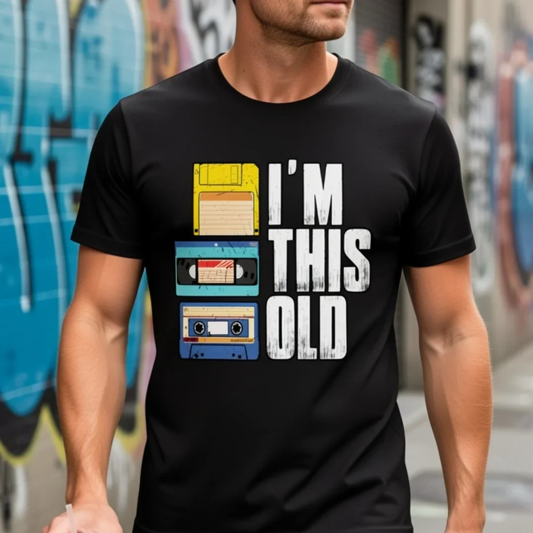 Neues Herren Retro T-Shirt mit Aufdruck „I'm This Old“ Kassette & Diskette, Vintage Nostalgisches Freizeit-Kurzarmshirt für 80er 90er Fans