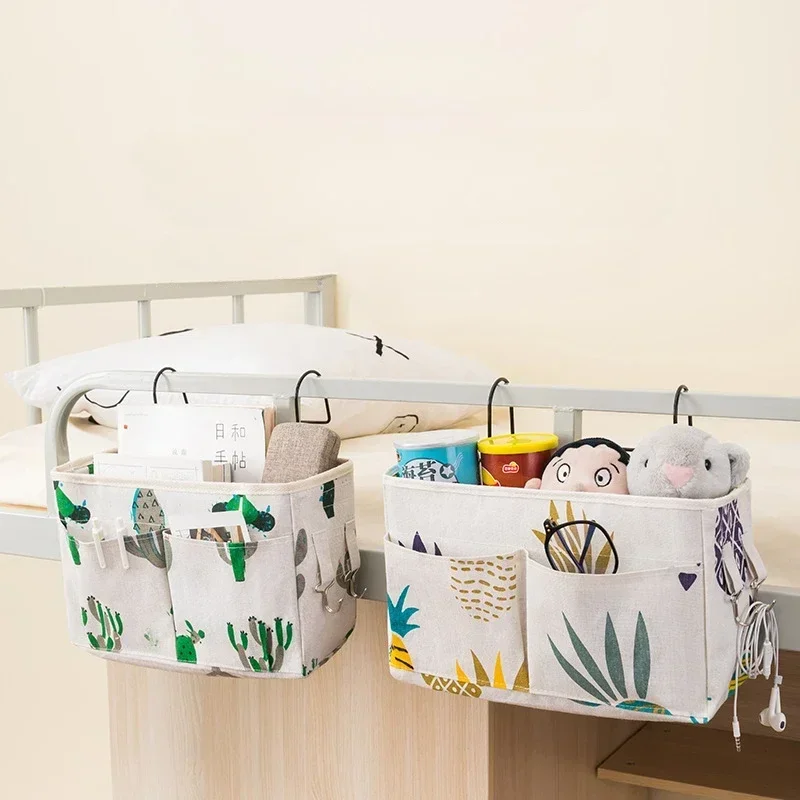 Cesto Portaoggetti Da Appendere Con Ganci Per Comodino - Bianco - Organizer In Plastica ABS 33x12x14,7 Cm - Tasche Da Letto - 2