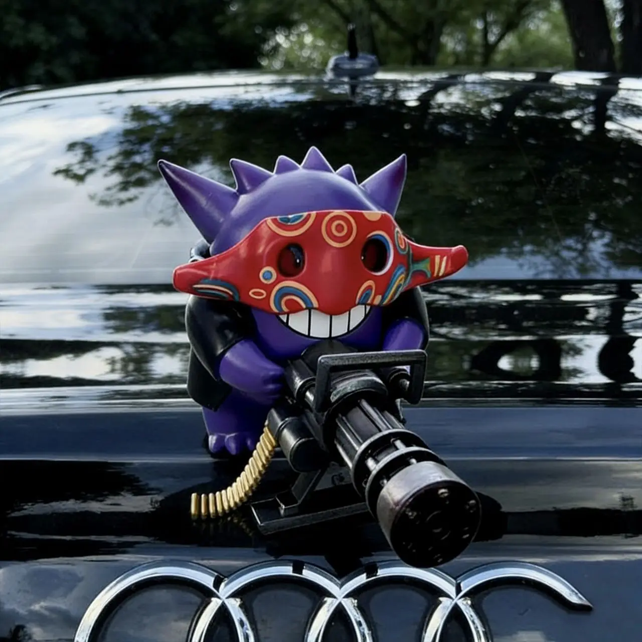 Ornamento per Auto Pokemon Gengar Minigun, Statuetta Anime Gengar Mascherato, Decorazione per Cruscotto e Console Centrale Auto, Regalo