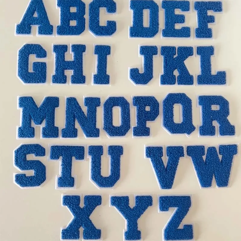 Marineblauer englischer Buchstabe Chenille zum Aufbügeln, blaues Handtuch, weißer Rand, Vasity-Buchstaben – Detail 2