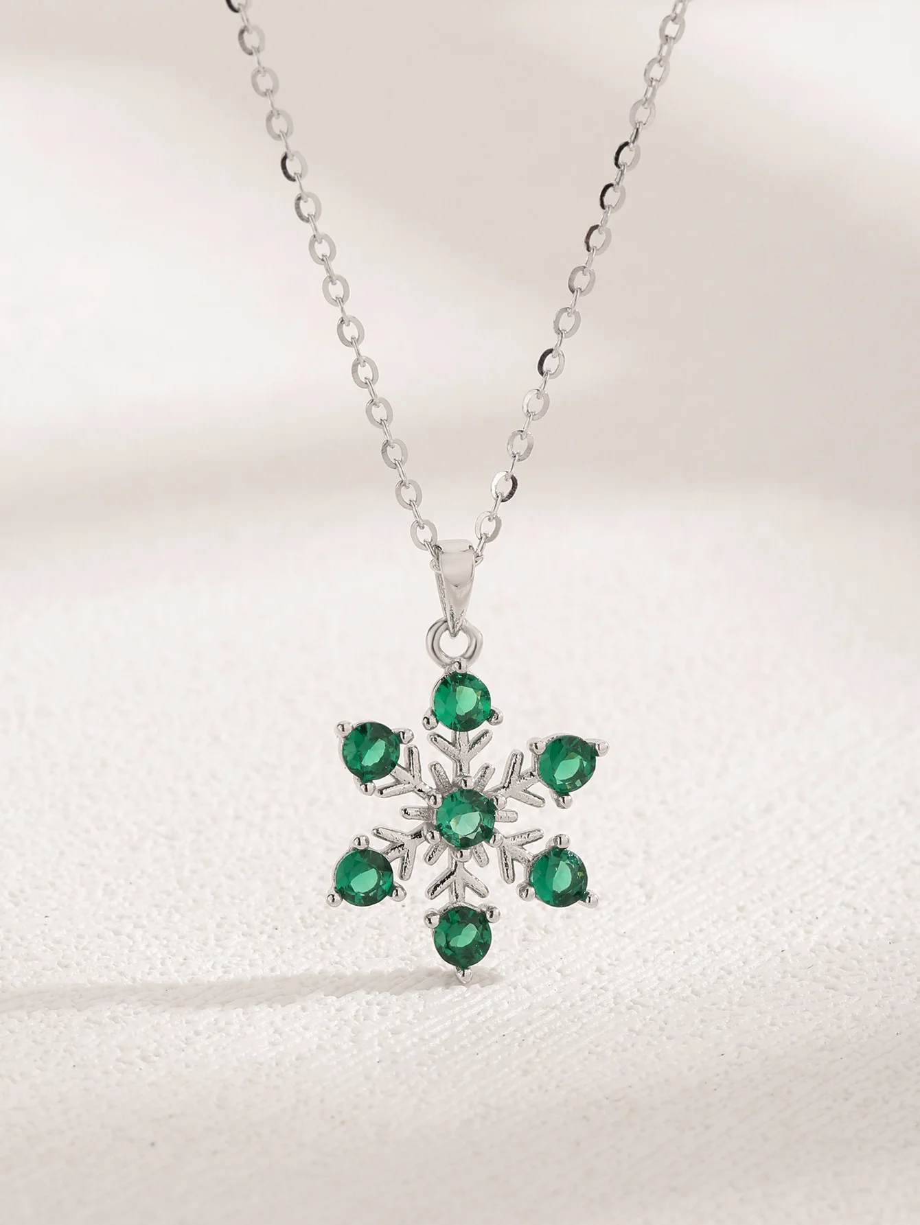 

Personalized Pure 925 Silver Women's Snowflake Necklace with Green Zircon,Elegant Style for Office or Engagement Wearing