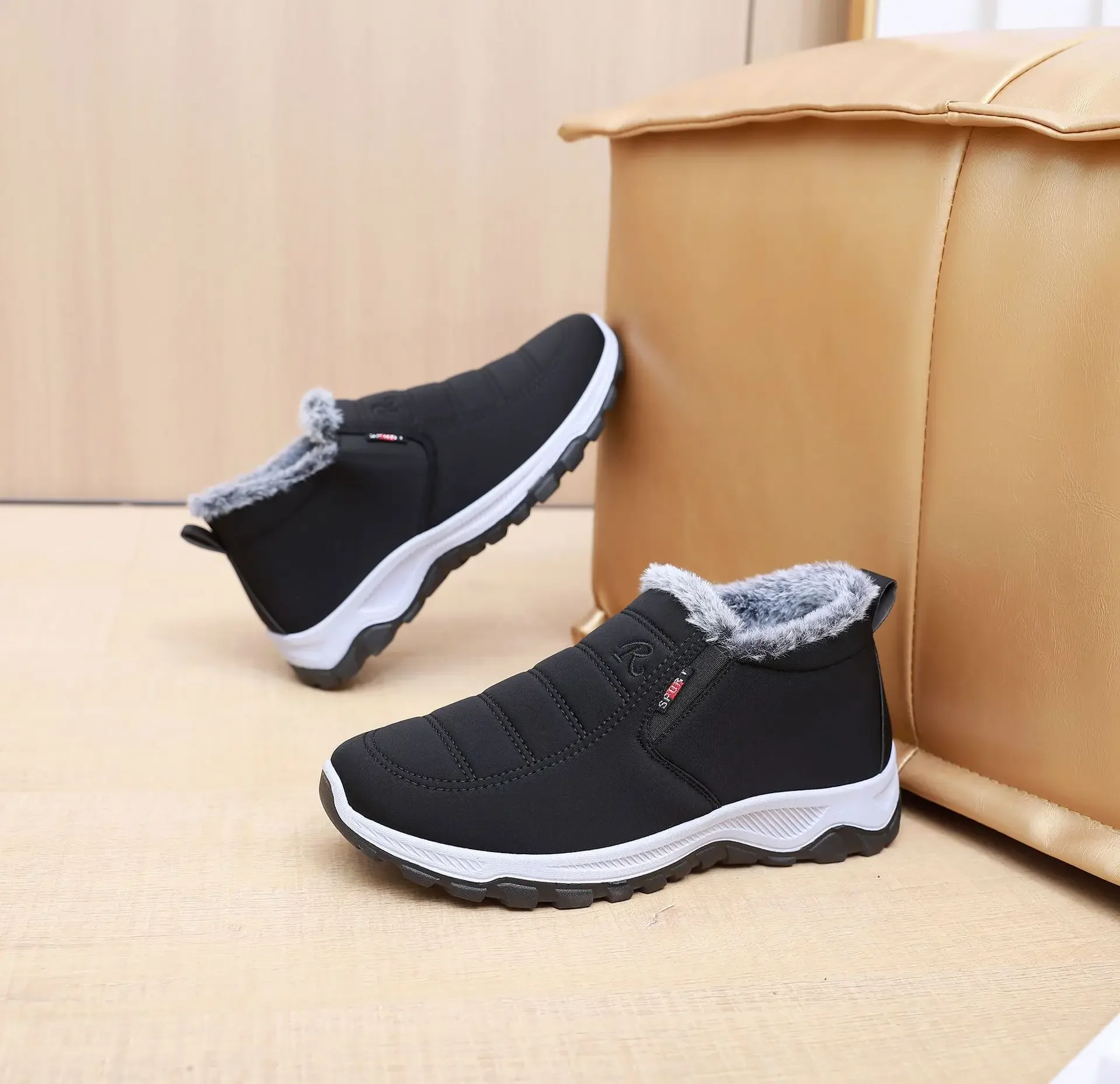 أحذية شتوية سميكة للنساء من القطن بكين سطح جلدي مقاوم للماء دافئ مبطن بالصوف ومضاد للانزلاق أحذية مريحة