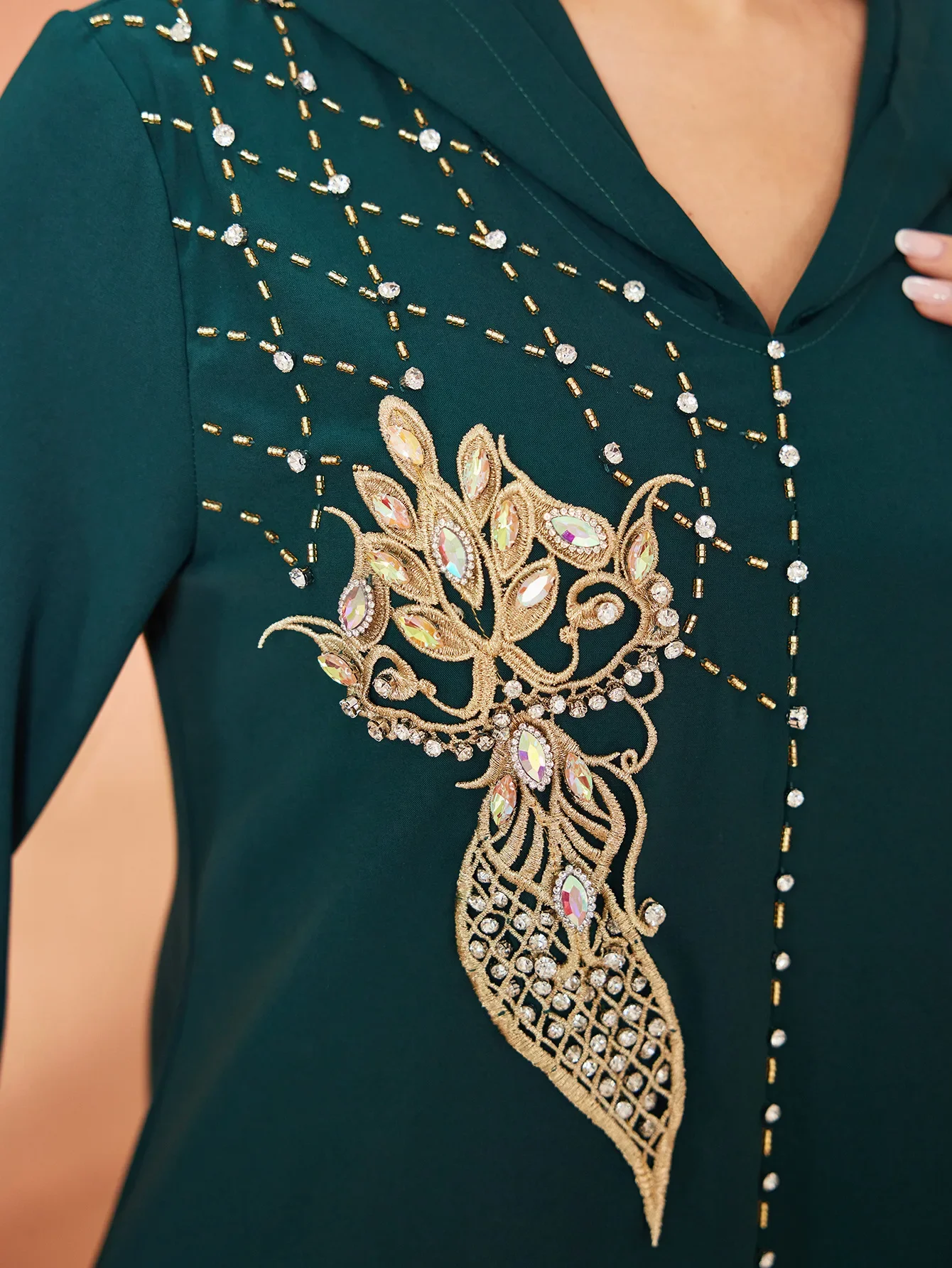 جلابية خضراء داكنة بتطريز ذهبي