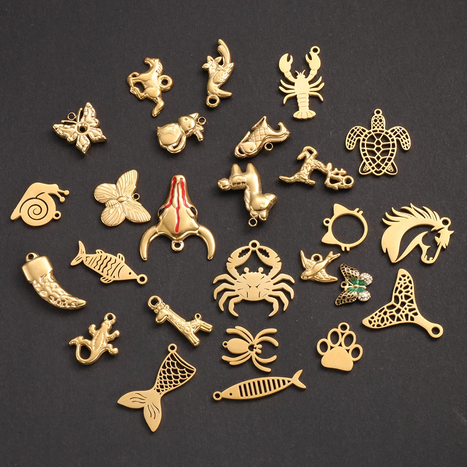 5 Stück goldfarbene kleine Anhänger mit Tiermotiven, Schmetterling, Giraffe, Vogel, Edelstahl, Meereslebewesen-Anhänger für die Schmuckherstellung, Halsketten-Charms