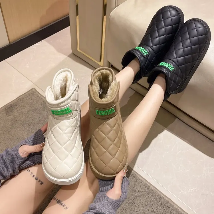 Snow boots for women in 2023 winter new plush and thick short tube insulation flat bottomed cotton shoes, wearing bread shoes on