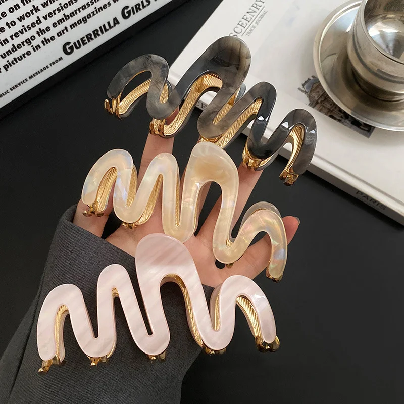 Shark clip with acetic acid for women, high-quality metal grip, wave fashion, excellent feel, new, 1 piece.
