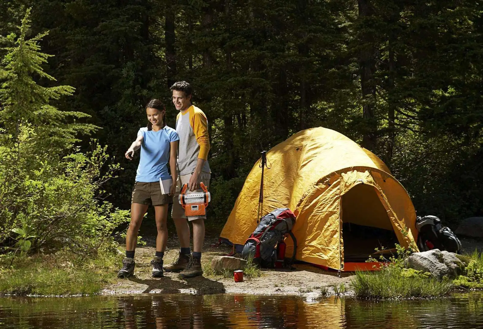 Палатка на природе. Поход в лес. Туристическая палатка на природе. Летний поход. Travel camp