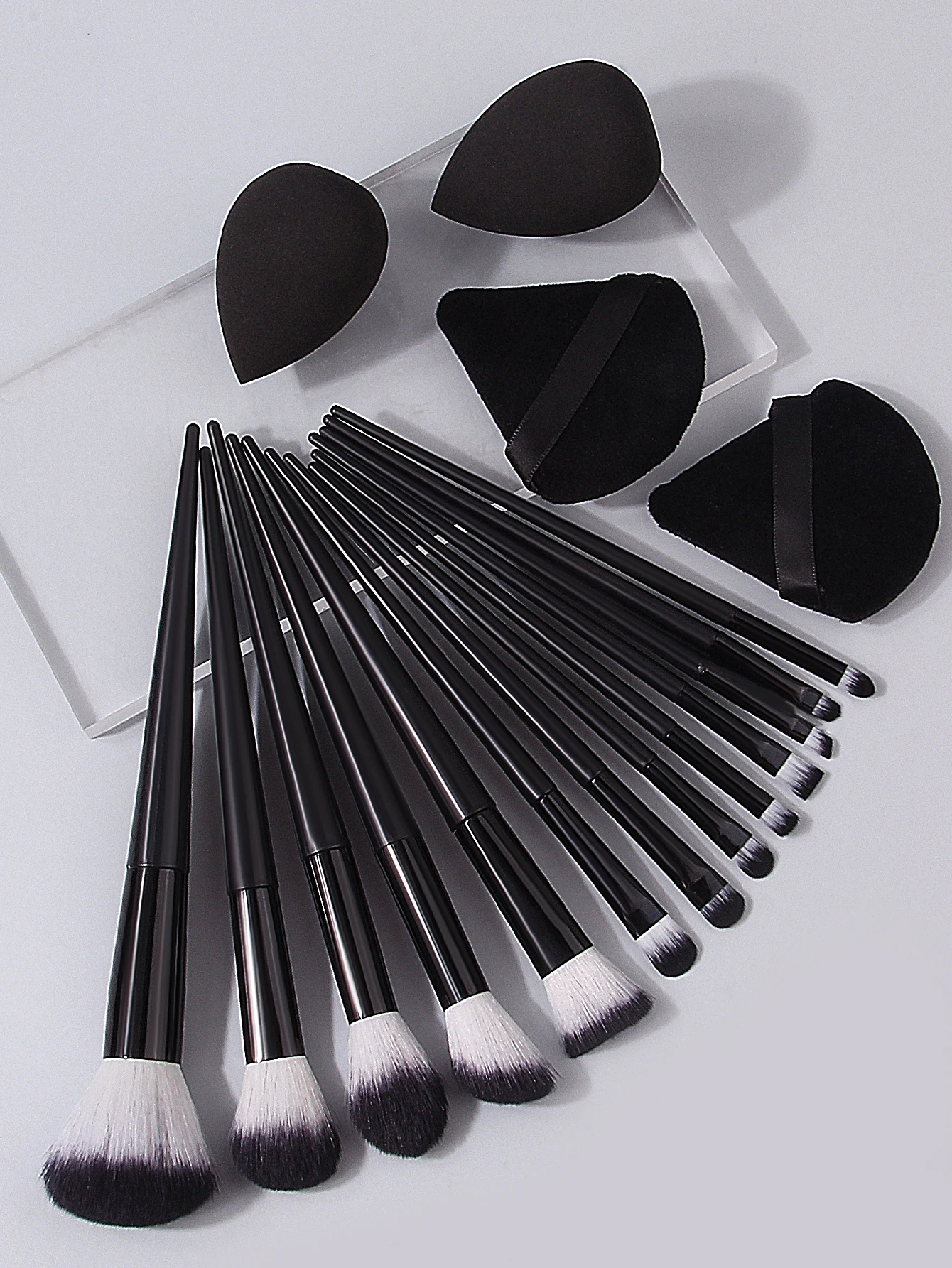 17PCS 메이크업 브러쉬 세트: 블러셔, 아이섀도우, 컨실러 브러쉬 + 슈퍼 소프트 트라이앵글 파우더 퍼프 & 워터 드롭 뷰티 에그