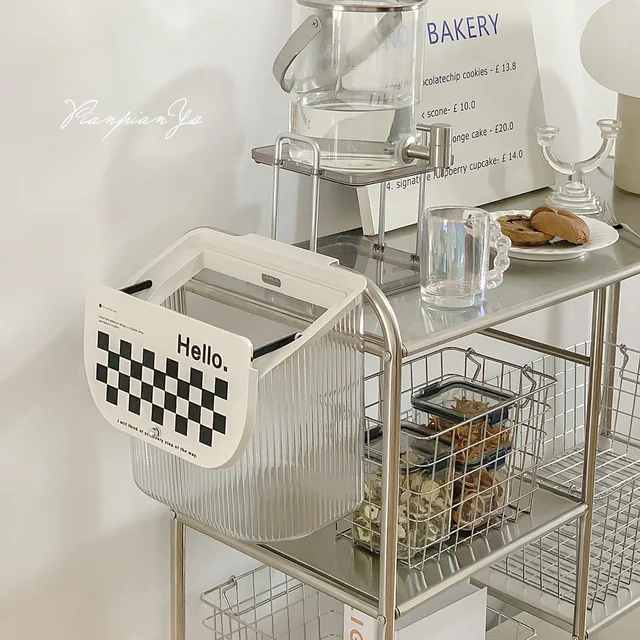 A Háztartási Konyha Flip Tartályát Szekrény Ajtajával Fedő Sakkérővel Ellátott Konyhai Hulladéktároló Vödörrel