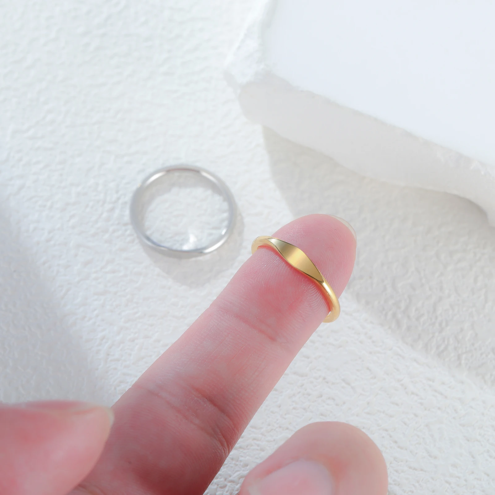 COOLTIME Minimalistischer Edelstahlring für Damen, goldfarben, modisch, schlichter Ring, Schmuck, Geschenk, Großhandel – Detail 10