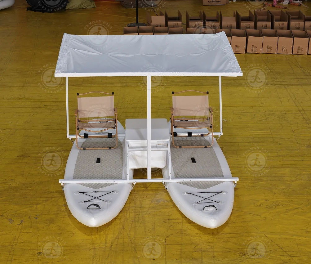 Catamaran gonflable SUP 2 places avec pédales transporté facilement dans un sac de rangement, idéal pour le voyage.