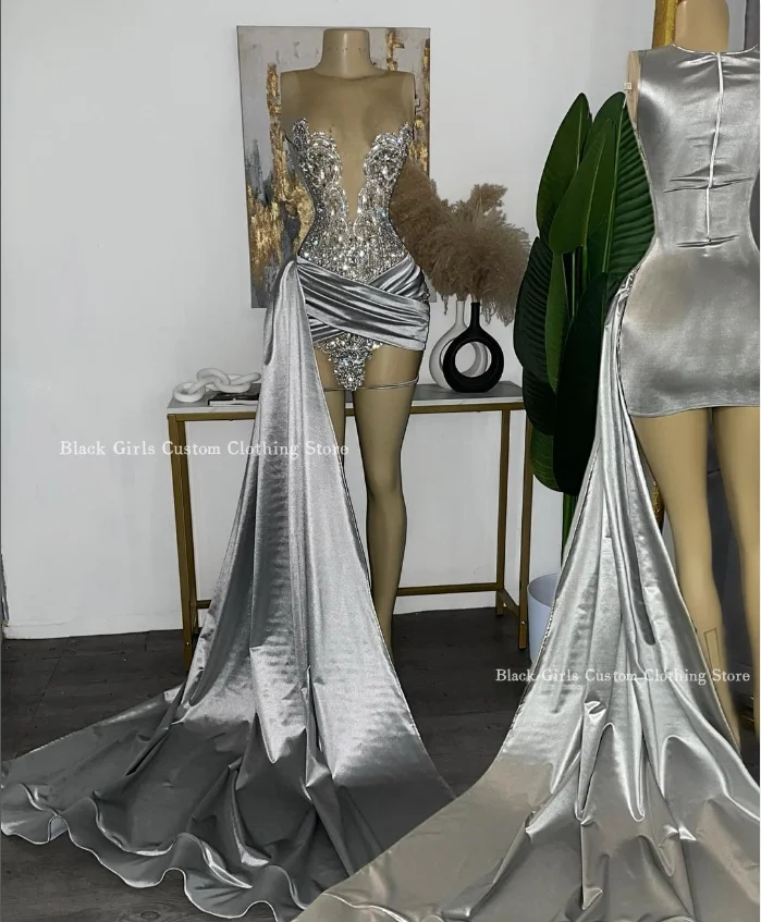 Sparkling Silver Short Cocktail Dress V Neck Sheer Diamante Applique With Side Train Customised vestidos de regreso a casa