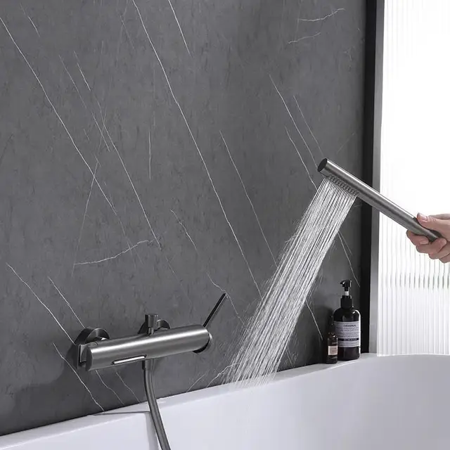 ก๊อกน้ำอ่างอาบน้ำทองเหลืองแบบติดผนังพร้อมฝักบัวมือถือ สีทองขัดเงา สีกันเมทัล และโครเมียม 5