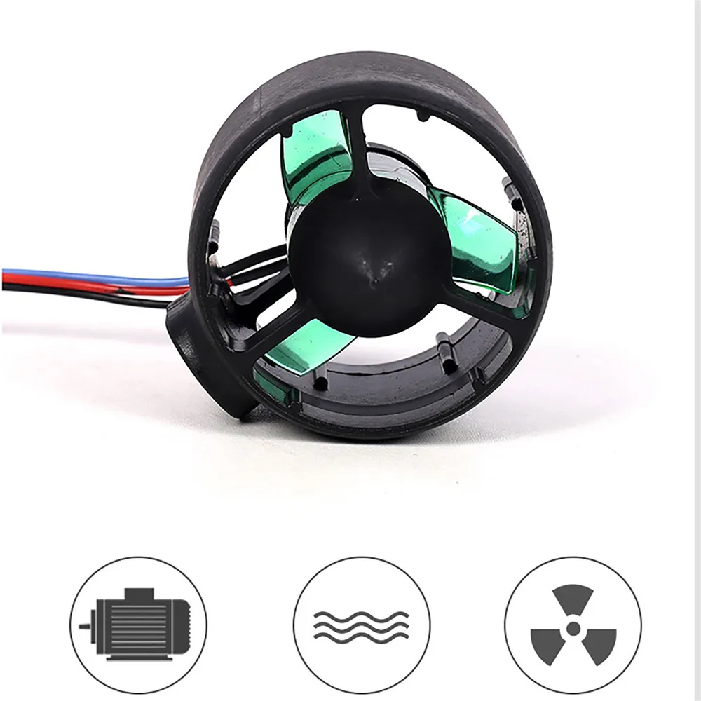 Moteur Brushless 12-24V 460KV pour Bateau RC - Propulseur Sous-Marin avec Hélice installé sur une coque de bateau RC.