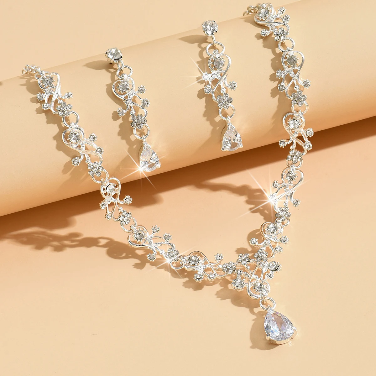 طقم إكسسوار ناعم بتفاصيل متدلية