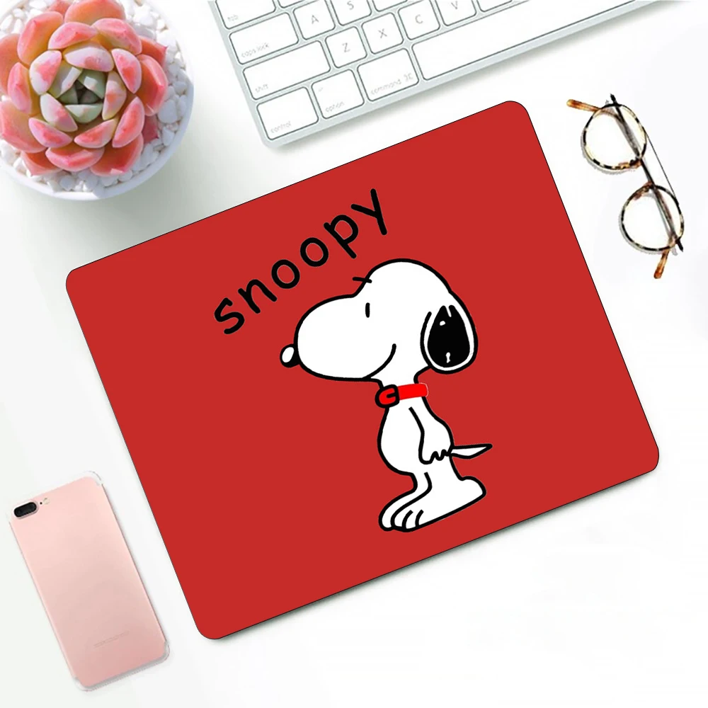 thumbnail image 1 of Alfombrilla de ratón para juegos con dibujos de perros Snoopy, tamaño pequeño, para PC, decoración de escritorio, oficina, escritorio, 1 of 5