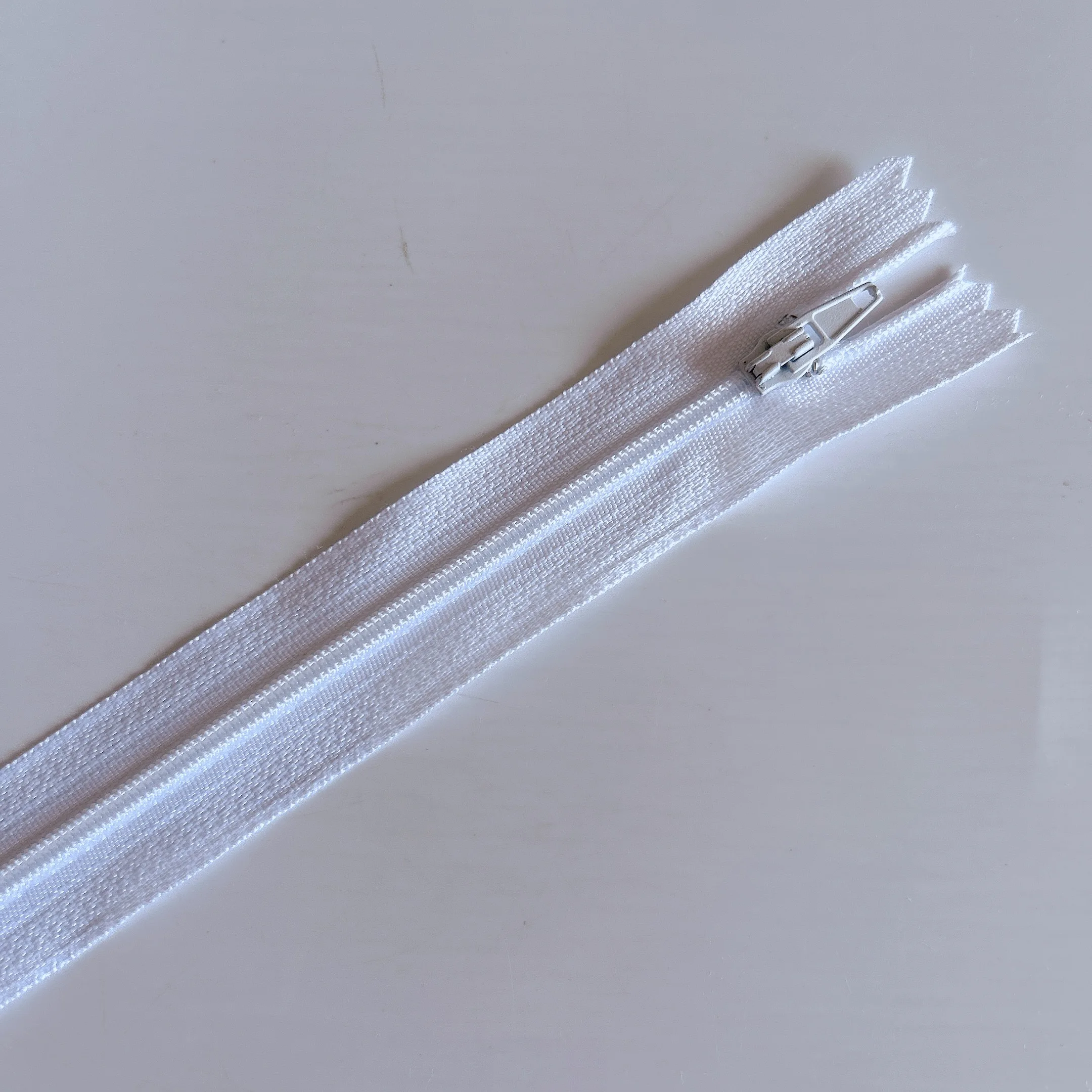 20-Piece Set of 20cm Nylon Coil Zippers – 15 Vibrant Colors for Sewing and Craft Projects