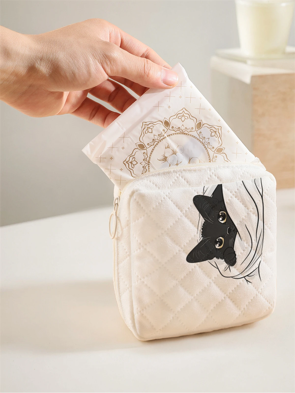 1 portable sanitary napkin storage bag, made of kitten pattern and diamond mesh material, lightweight women's tissue bag
