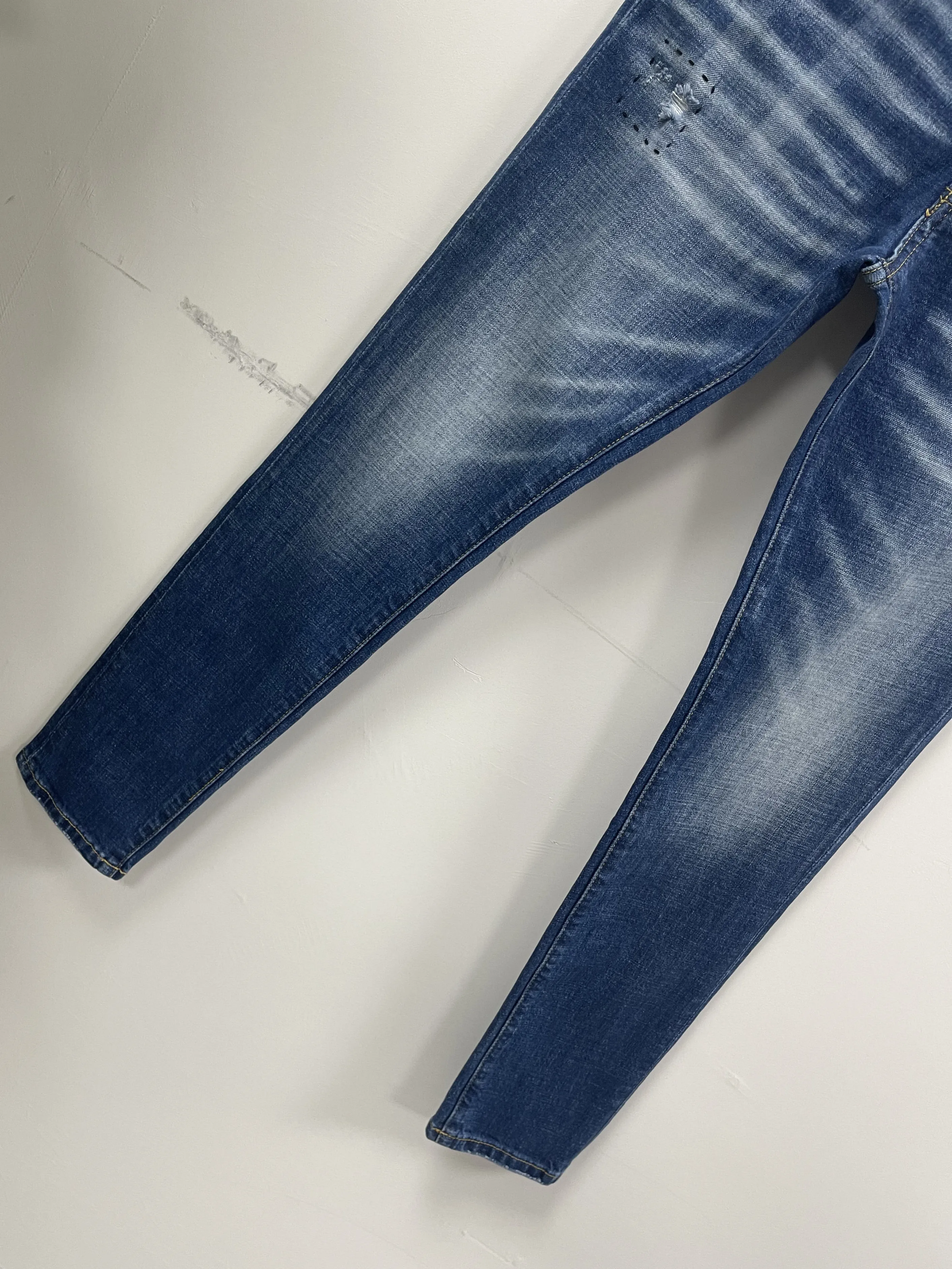 2024 Spring/Summer New Water Wash Worn Hole Patch Paint Letter Print Small Feet Blue D2 Jeans for Men