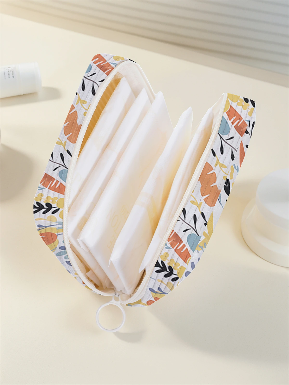 Cartoon giraffe pattern printed sanitary napkin storage bag, women's lightweight tissue bag, sanitary tissue bag