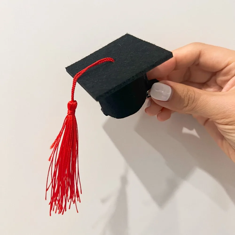 2 stücke Mini Graduierung Quaste Hut Clip Puppenhaus Multifunktions Bachelor Cap Clip Fotografie Requisiten Doktor Kappe Clip – Detail 5