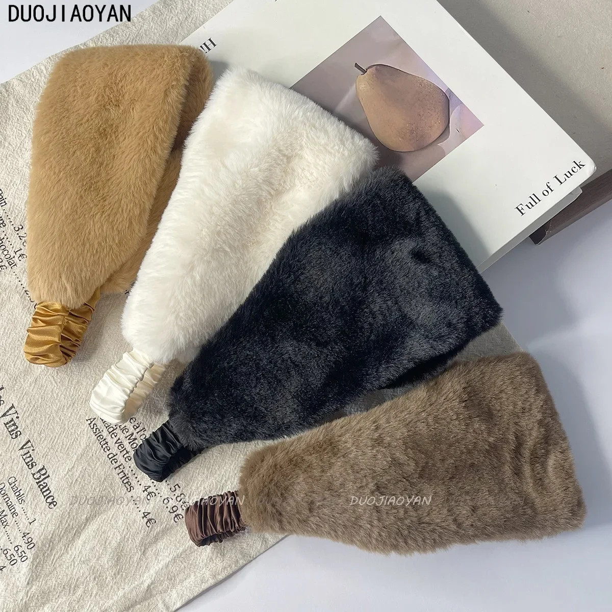 λεπτομέρεια απαλής υφής κορδέλας από γούνινο κουνέλι