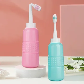 Baby Shower Spruzzatore per bidet portatile tenuto in mano Lavatrice per maternità per il recupero perineale Pulizia dopo la nascita Biberon per l'igiene