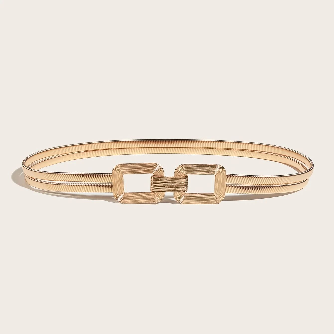 Verbessern Sie Ihren Look mit diesem eleganten goldenen elastischen Gürtel mit Doppelschnalle