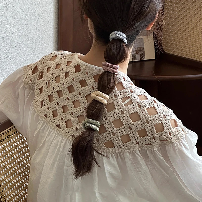 Einfarbige Haargummis aus Satin und Seide (2 Stück) – modische elastische Haargummis für Damen | Schwarz-weiße Haargummis für Mädchen – Detail 7