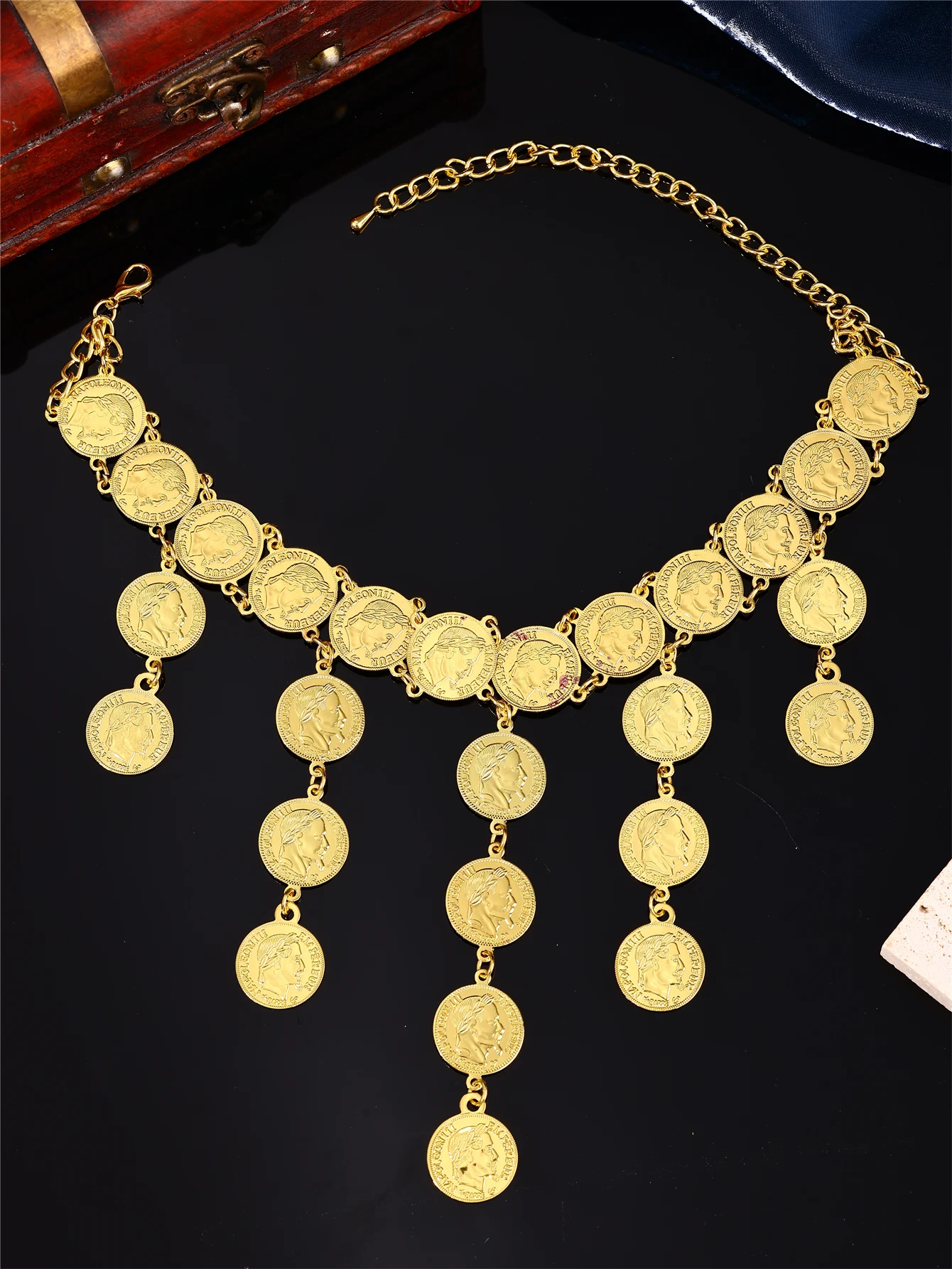 طقم ليرات ذهبي متدلي – عقد مع أقراط بتصميم تراثي ف...