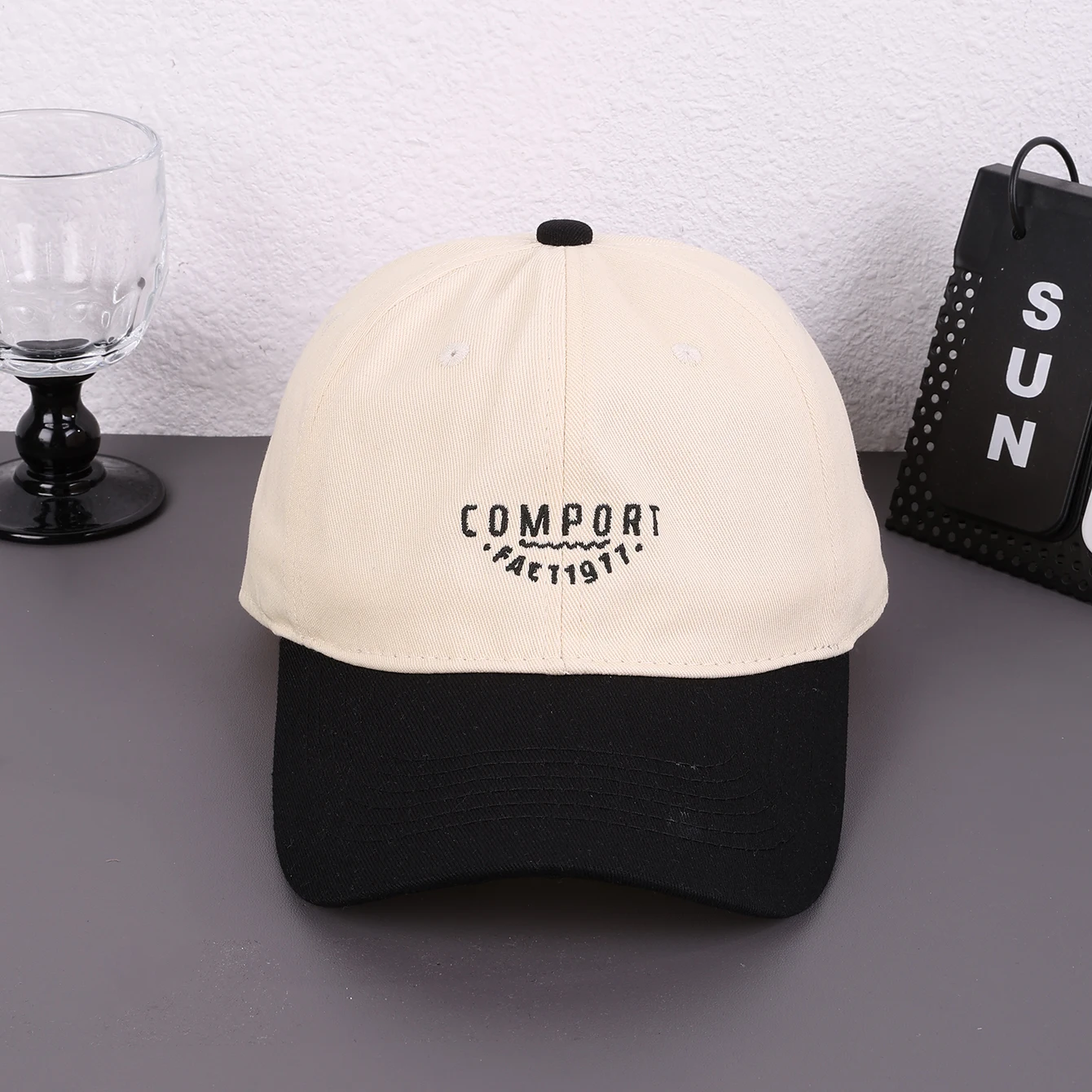 Amerikanische Retro-Baseballkappe im Splicing-Stil mit gesticktem Schriftzug 1977, vielseitige Soft-Top-Baseballkappe für Paare, für den Alltag. – Detail 5
