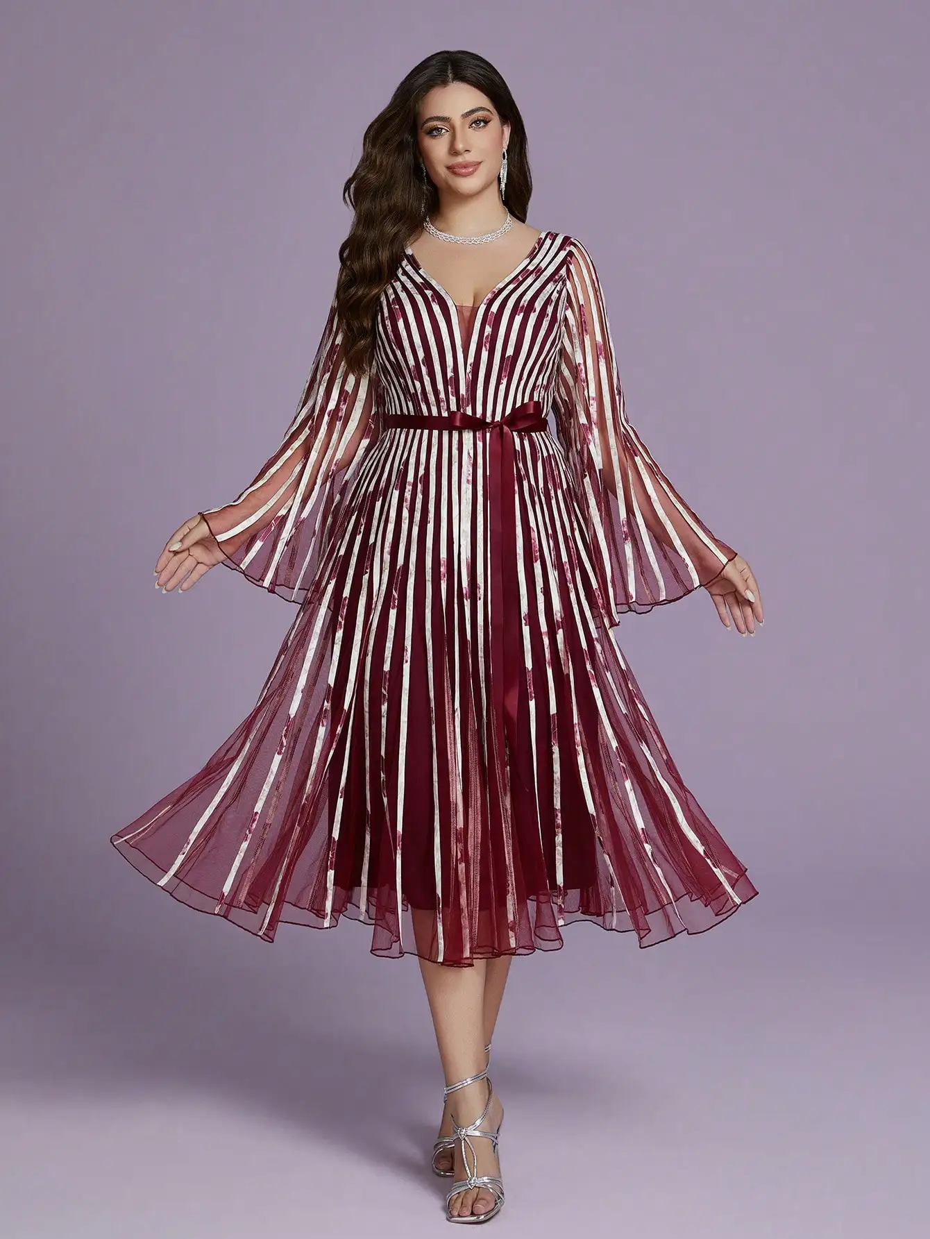 فستان سهرة راقي برقبة على شكل حرف V وأكمام طويلة و...