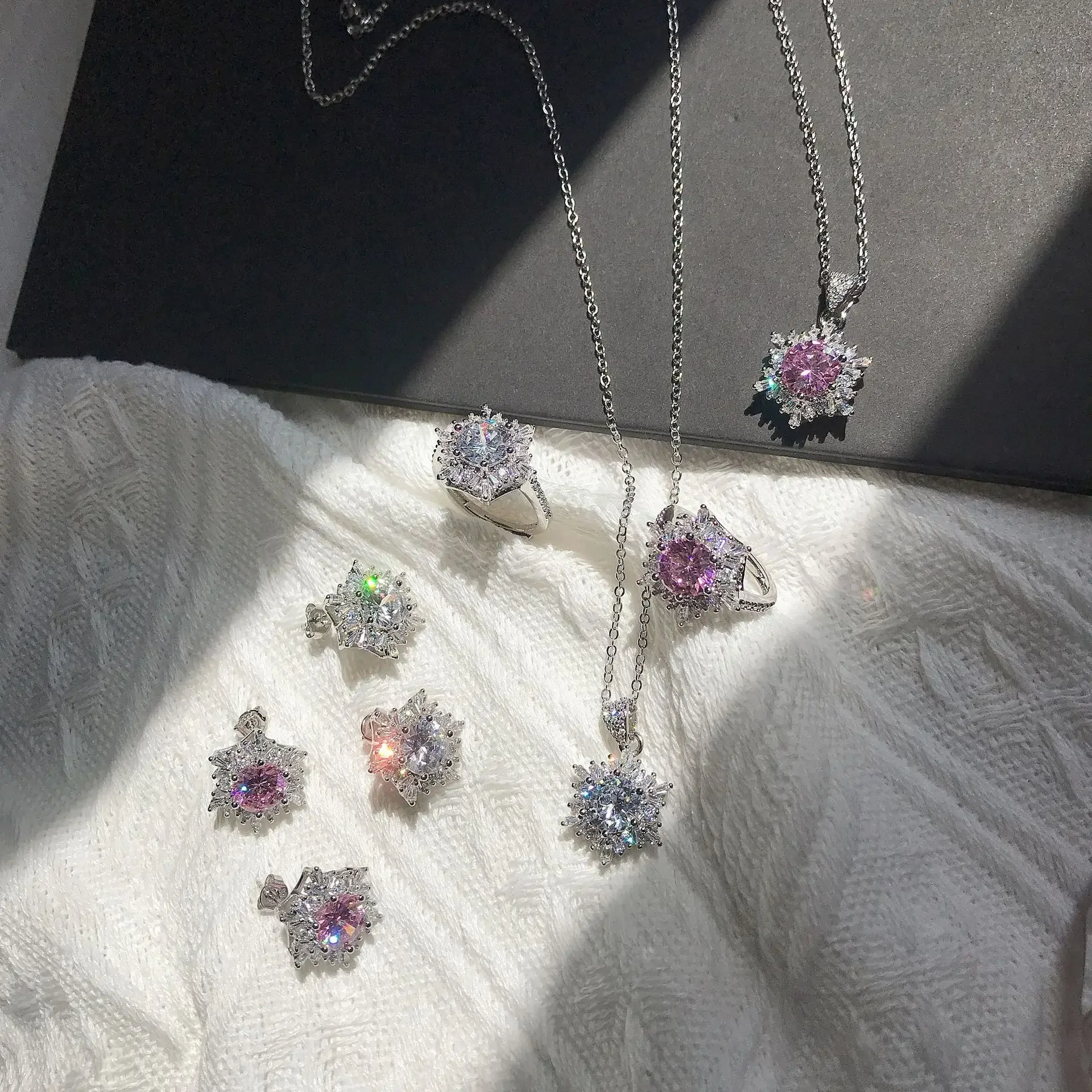 Lihua Bright Princess Pink Gemstone Ring Goddess Placcato Oro 18 Carati Scavato Orecchini Con Fiocco Di Neve Seiko Con Zircone