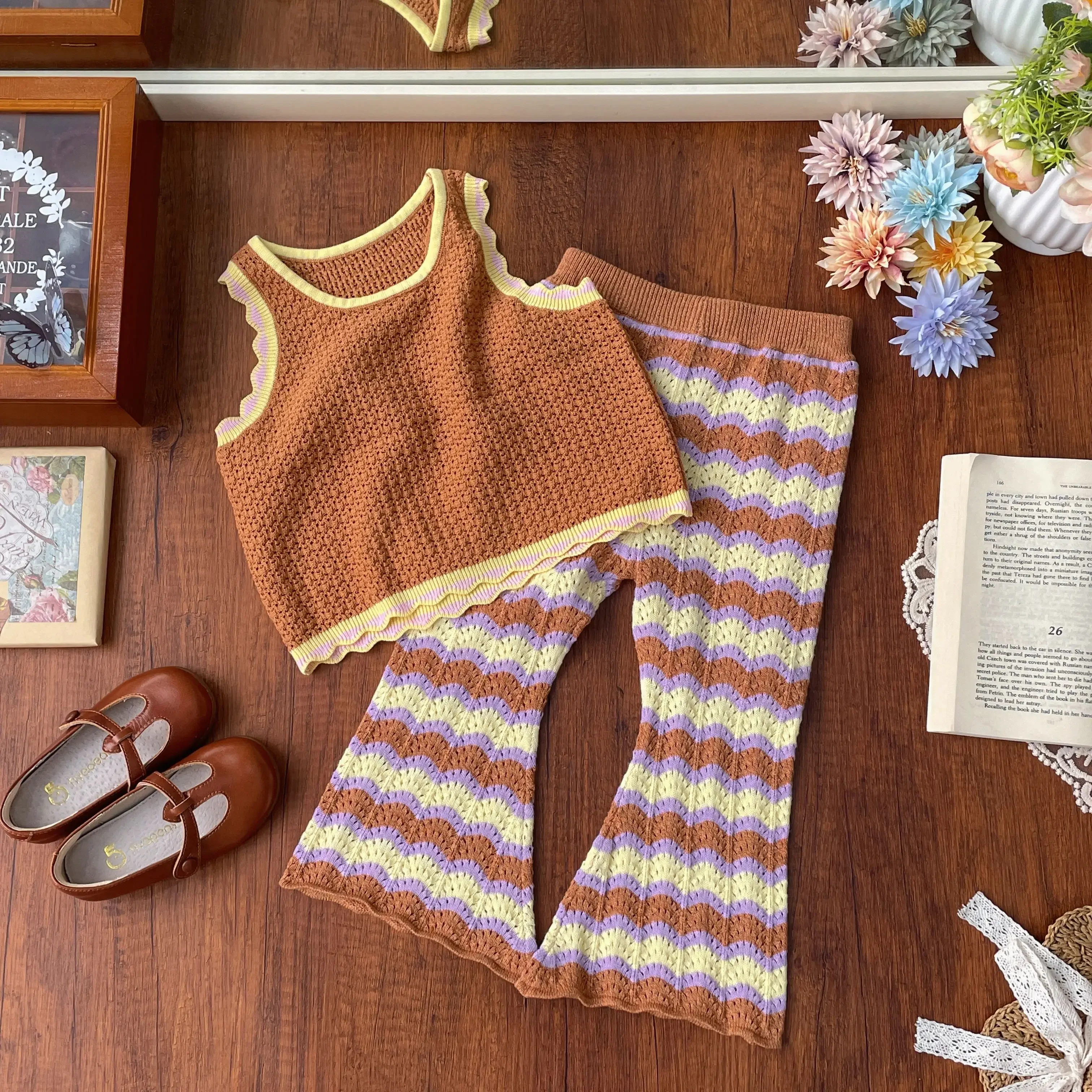 재고 있음 즉시 배송 아동용 스웨터 2025 복고풍 스타일 소녀용 투각 니트 스웨터 물결 모양의 자카드 긴 바지 세트