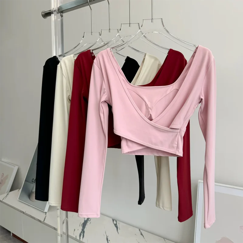 تي شيرت نسائي للياقة البدنية واليوجا مع وسادة صدر وأكمام طويلة للجري