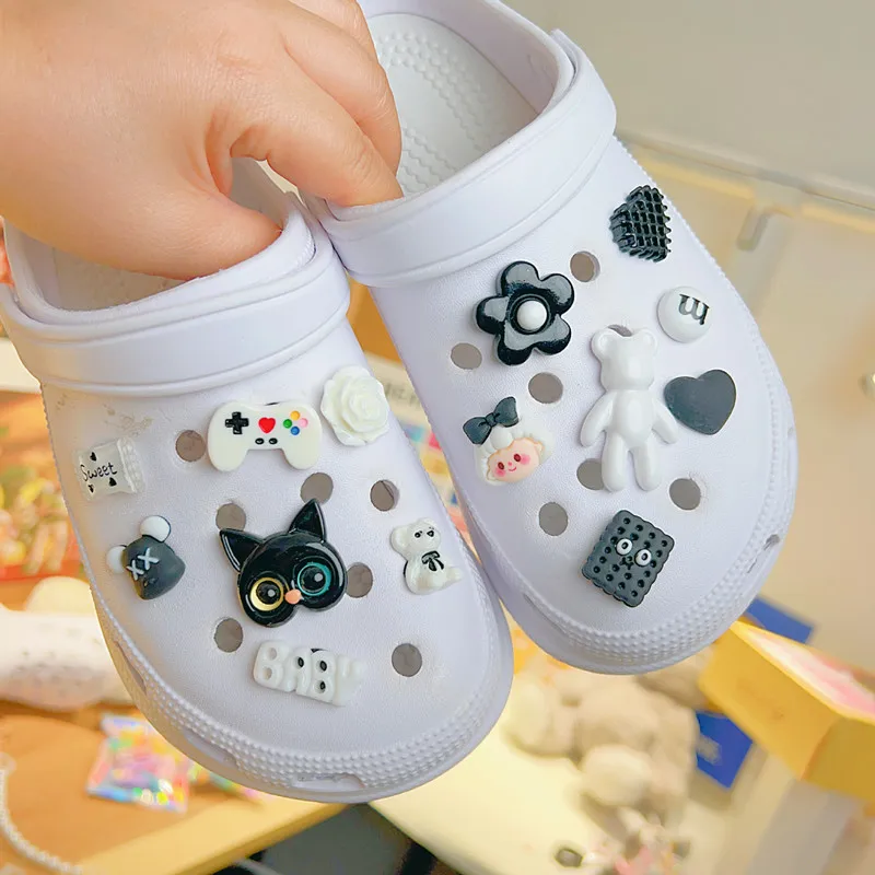 

Whole Set Hot Sale DIY Shoes Charms for Croc Black and white bear Croc Charms Designer Quality Garden Shoe Decoration Girl Gift