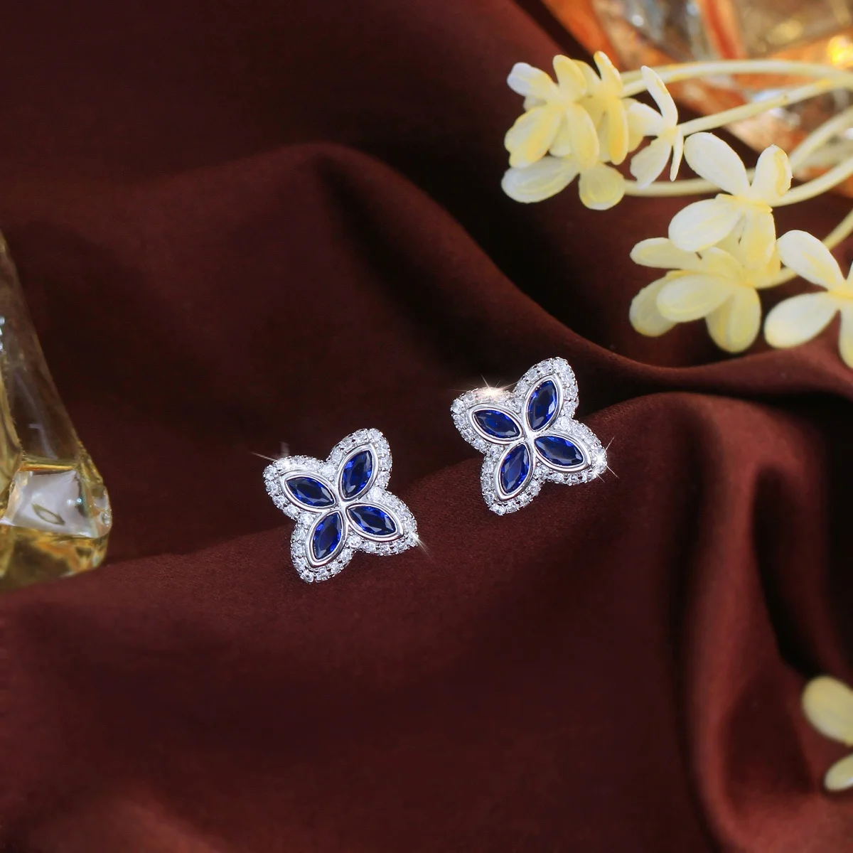 Pera New Fashion Simple Lucky Four-Leaf Flower White Ohrstecker, Verlobungsparty-Geschenk, modisches Damen-Accessoire SE004 – Detail 13