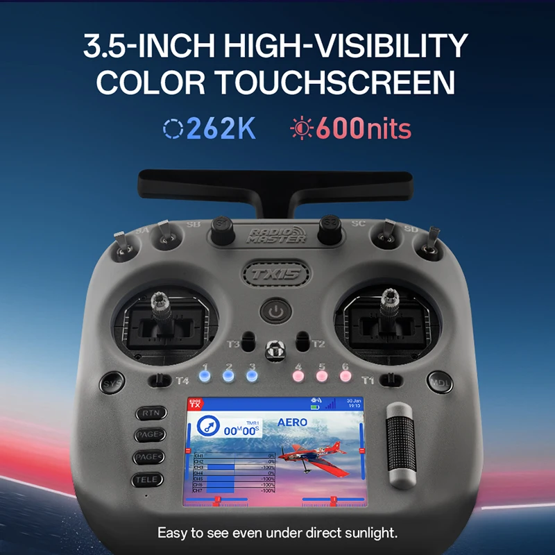Radiocommande TX15 2.4GHz 4 canaux verte, tenue en main illustrant sa taille compacte.