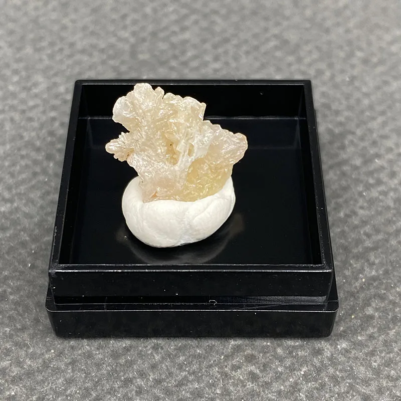 100%  Natural cerusite  Mineral Specimens Stones and Crystals Healing Crystal from China +Box size:27*27*25mm