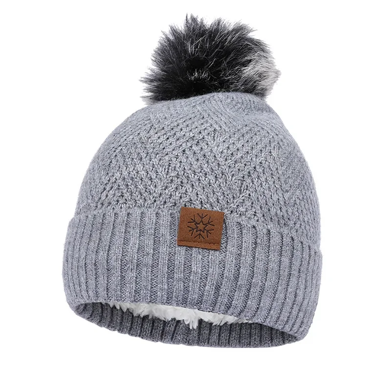 Рисунок 6 - Зимняя шерстяная шапка шарф перчатки