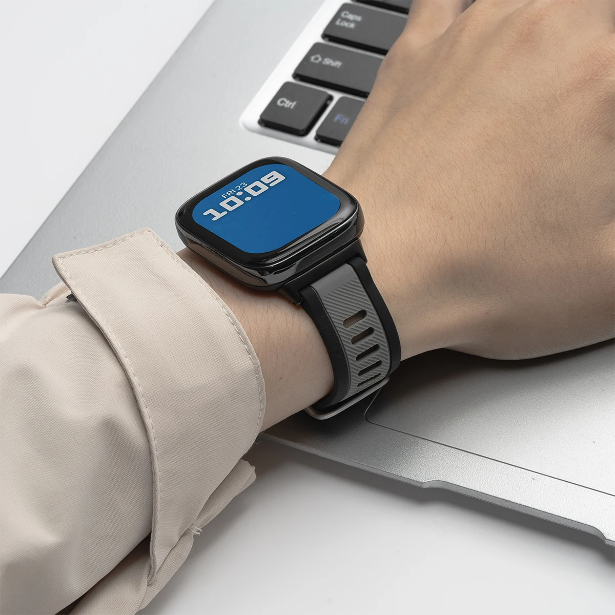 Two-Tone Silicone Sport Strap for Smartwatch - Adjustable Bracelet