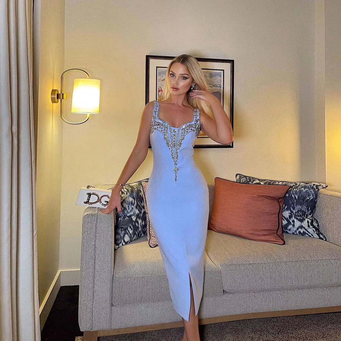 

Женское платье-футляр без рукавов, с квадратным вырезом