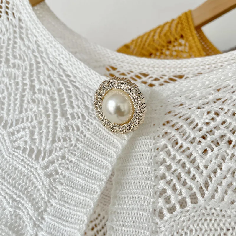 Scialle di cotone lavorato a maglia decorato con perle scavate per