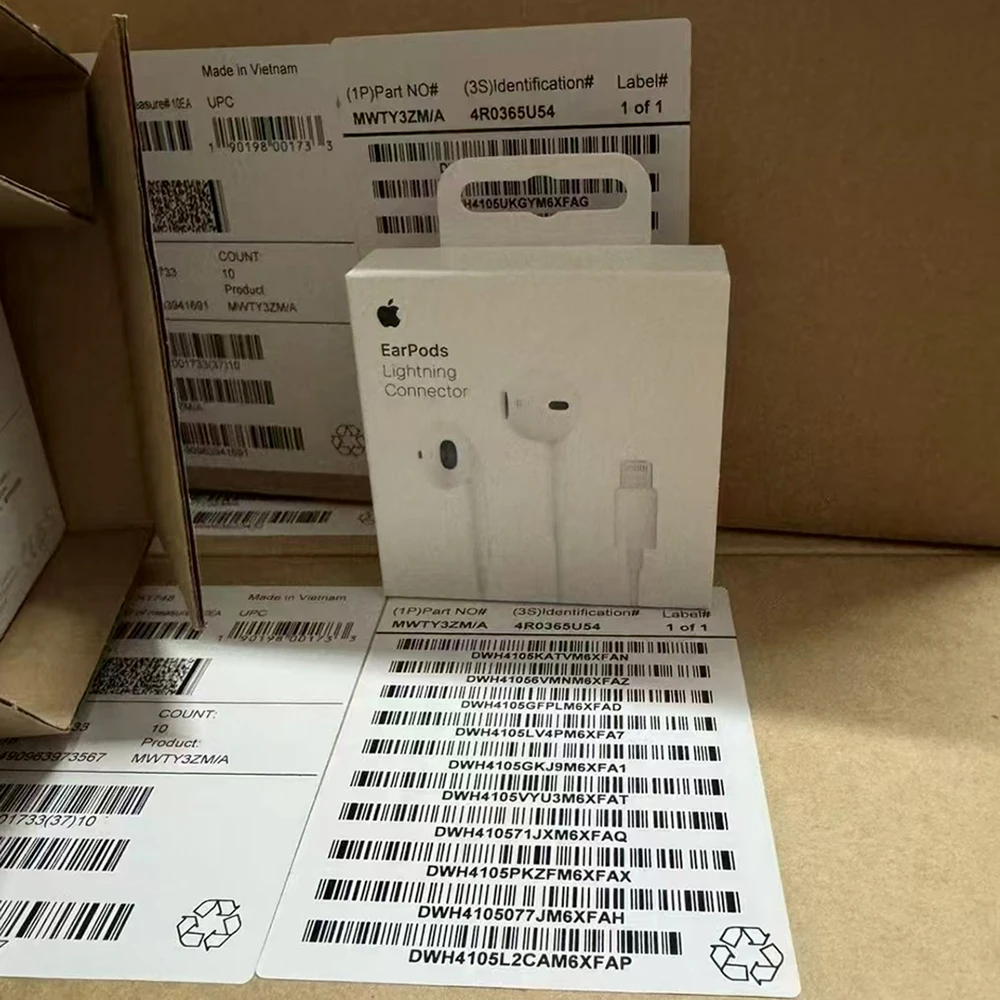 سماعات Apple EarPods مع USB-C أو Lightning أو 3.5...