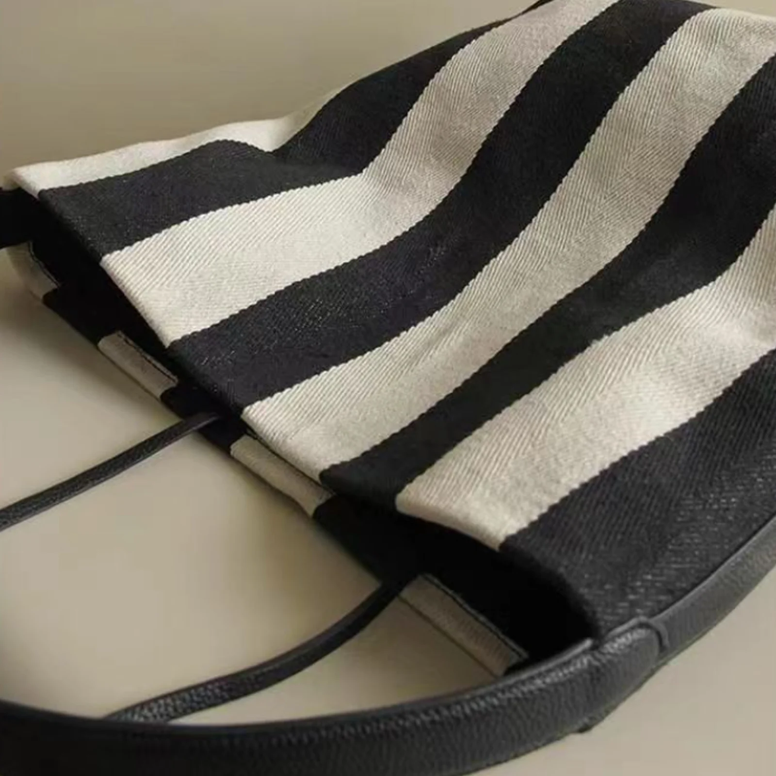 New Stripe Wide Shoulder Canvas Tote Bag Women's Large Capacity Casual Simple Commuting Single Shoulder Bucket Bag Versatil