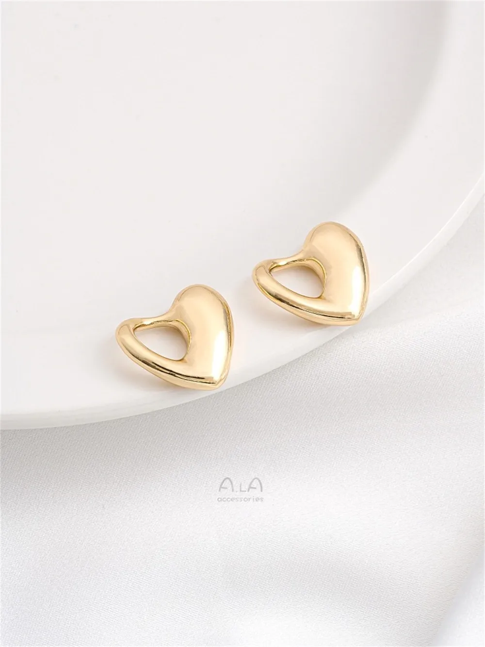 14K Gold-covered, Glossy, Perforated Heart Pendant, Love Jewelry Pendant, Handmade Diy Necklace Charms Pendant K586